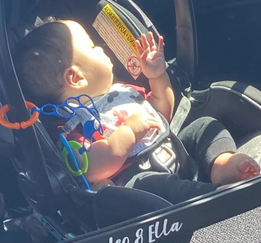 Leo&Ella mirror showing baby in rearview