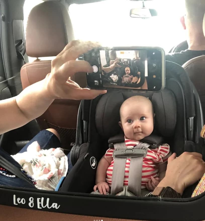 Leo&Ella mirror in use